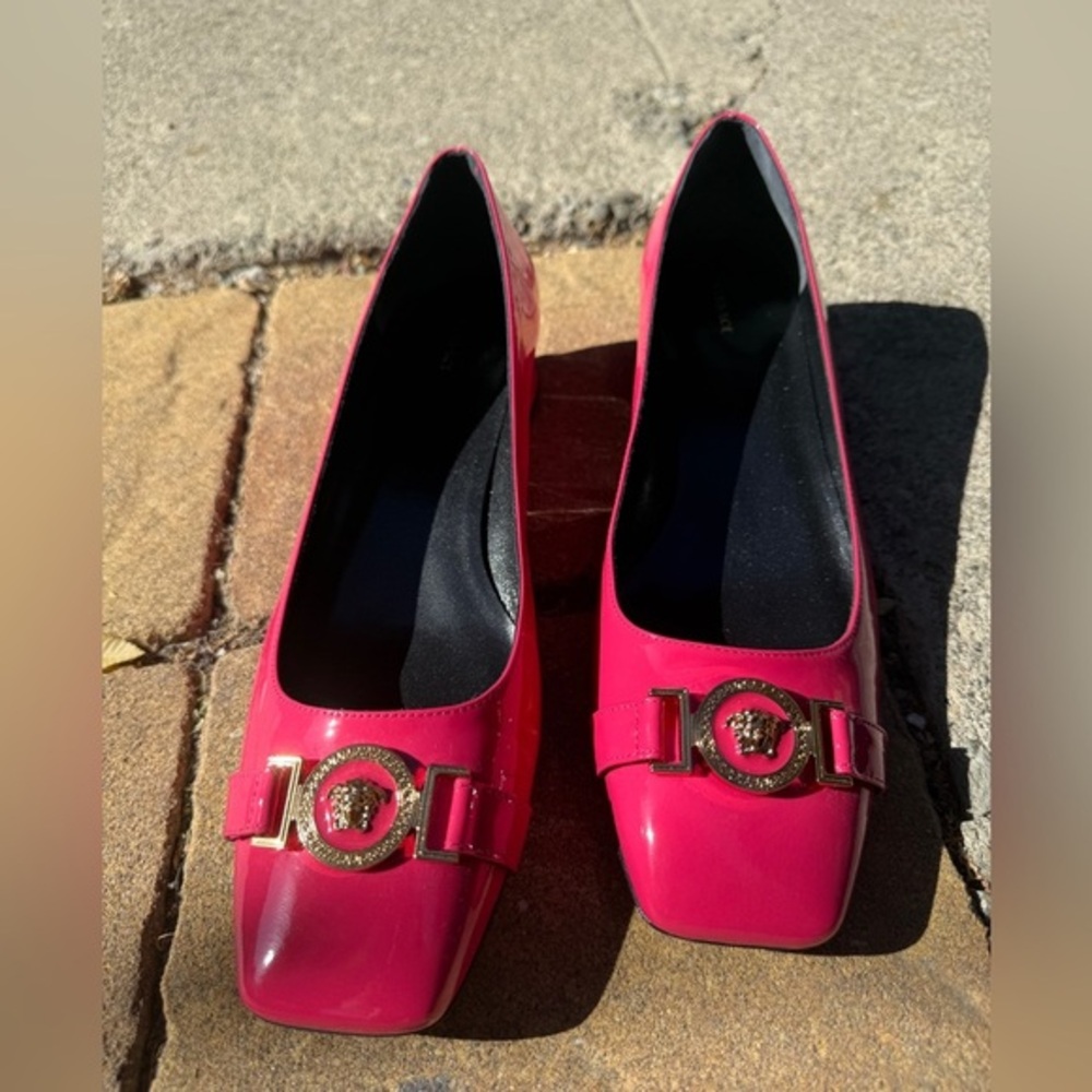 100 % authentic Versace Fuchsia Pink Patent Leather Medallion Pumps.
